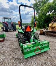 2018 John Deere 3032E Tractor w/ D160 loader attachment