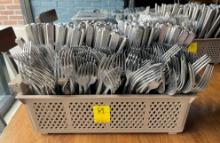 LOT OF FORKS AND KNIVES / TABLEWARES