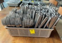 LOT OF FORKS AND KNIVES / TABLEWARES