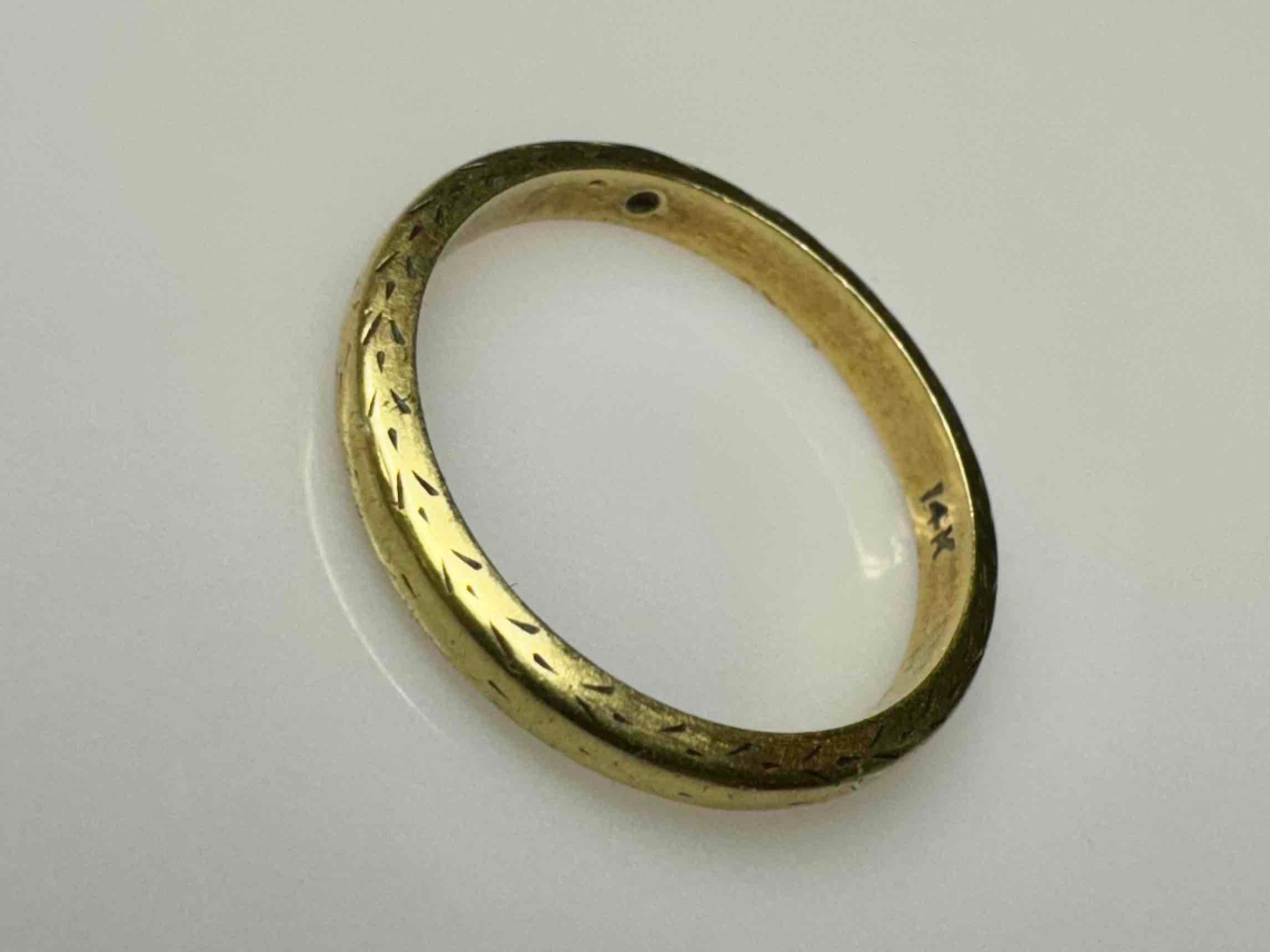 14k Gold Band Ring 2.23g sz6