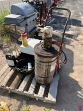 PALLET W/ BARREL OF GREASE W/ GREASE PUMP, OIL CANS