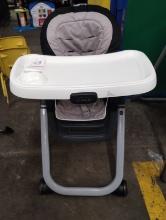 GRACO HIGHCHAIR WITH DETACHABLE CHAIR
