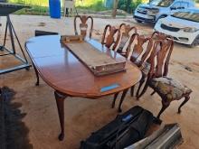 Dining Room Table w/ extension Leaf, and (2) Captain Chairs, (4) Chairs