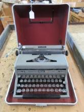 Vintage Royal Quiet Deluxe Manual Portable Typewriter in Carry Case
