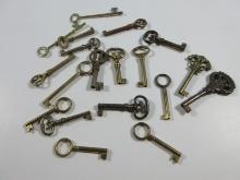 19 Skeleton Keys Brass and Other Ornate Bows and Various Bits
