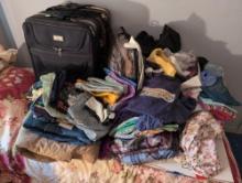 (DBR2) LARGE LOT OF MISC. TO INCLUDE: TSHIRTS, SHORTS, JEANS, FLORAL BLANKET, FLEECE DOG BED, CIAO