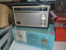 (LDR) LOT OF 2 ITEMS INCLUDING HITACHI TH-812 AM PORTABLE RADIO AND TWILITE ZENITH CLOCK RADIO, WHAT