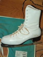 (MBR) LOT OF ASSORTED ITEMS TO INCLUDE, EARLY STYLE WHITE ICE SKATES SIZE 9 INCLUDE CARRYING CASE,