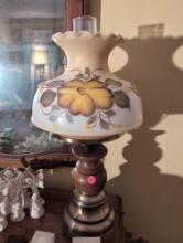 (MBR) VINTAGE WOOD & BRASS TABLE LAMP WITH MILK GLASS FLORAL DETAILED SHADE & GLASS CHIMNEY. IT