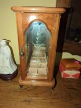 (MBR) LOT OF 2 ITEMS TO INCLUDE, VINTAGE JEWELRY/TRINKET ETCHED GLASS TRIANGLE BOX WITH "BRASS" TRIM