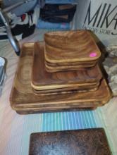 (UPBR1) LOT OF 14 WOODEN PLATES, THE LARGEST 6 PLATES ARE 12X12", THE SMALLEST 4 ARE 6X6"