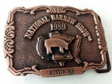 BELT BUCKLE NATIONAL BARROW SHOW AUSTIN MN 1989 LIMITED EDITION #81 OF 100 DIST BY HOWE ADV