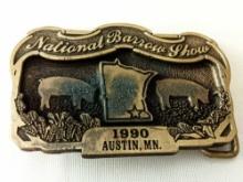 BELT BUCKLE NATIONAL BARROW SHOW AUSTIN MN 1990 LIMITED EDITION #65 OF 100 DIST BY HOWE ADV