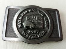 BELT BUCKLE NATIONAL BARROW SHOW AUSTIN MN 1987 LIMITED EDITION #88 OF 100 DIST BY HOWE ADV