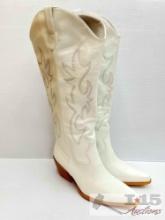 (2) Women?s White Cowboy Boots